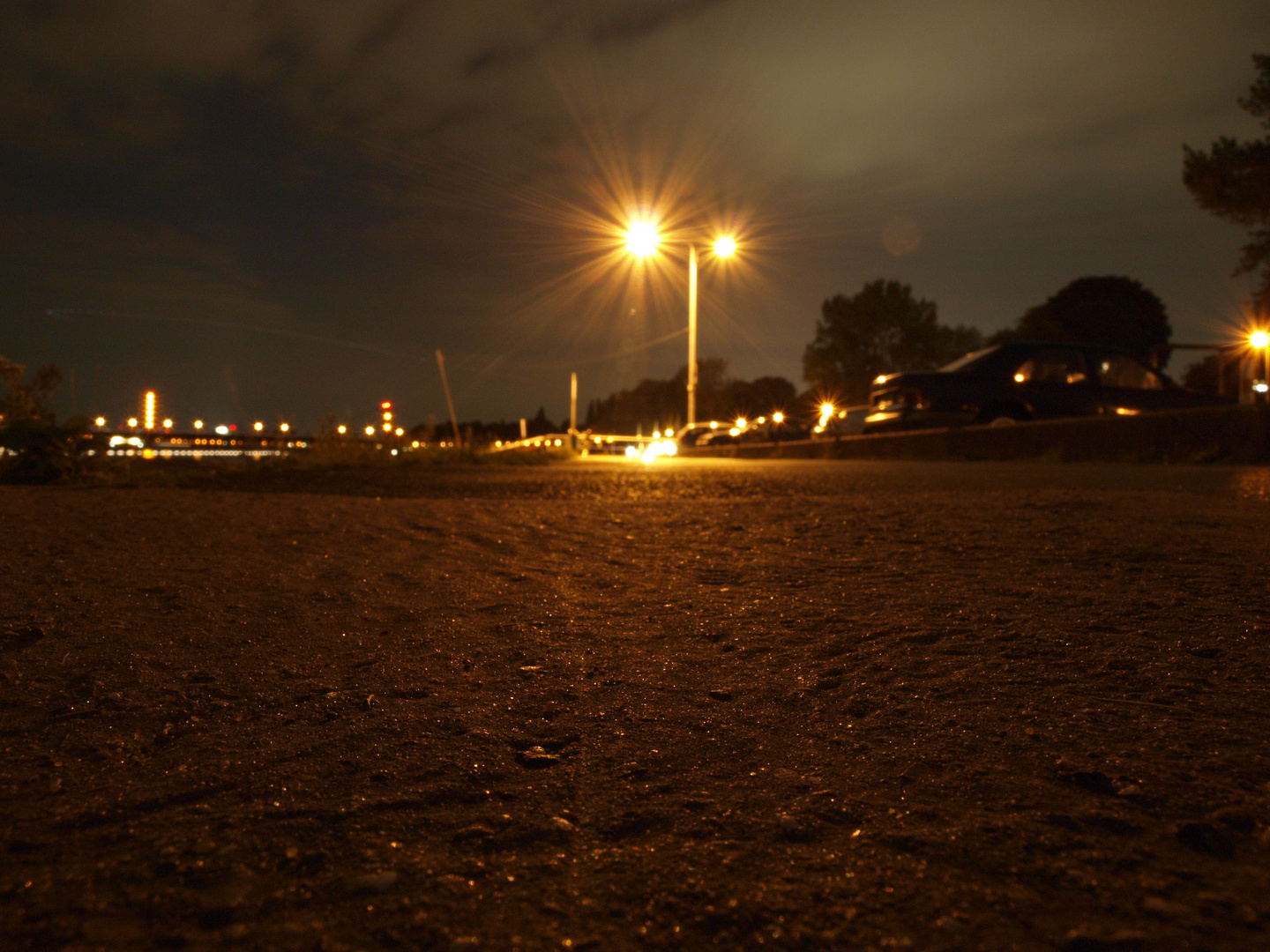 Rheinuferpromenade bei Nacht vom Boden
