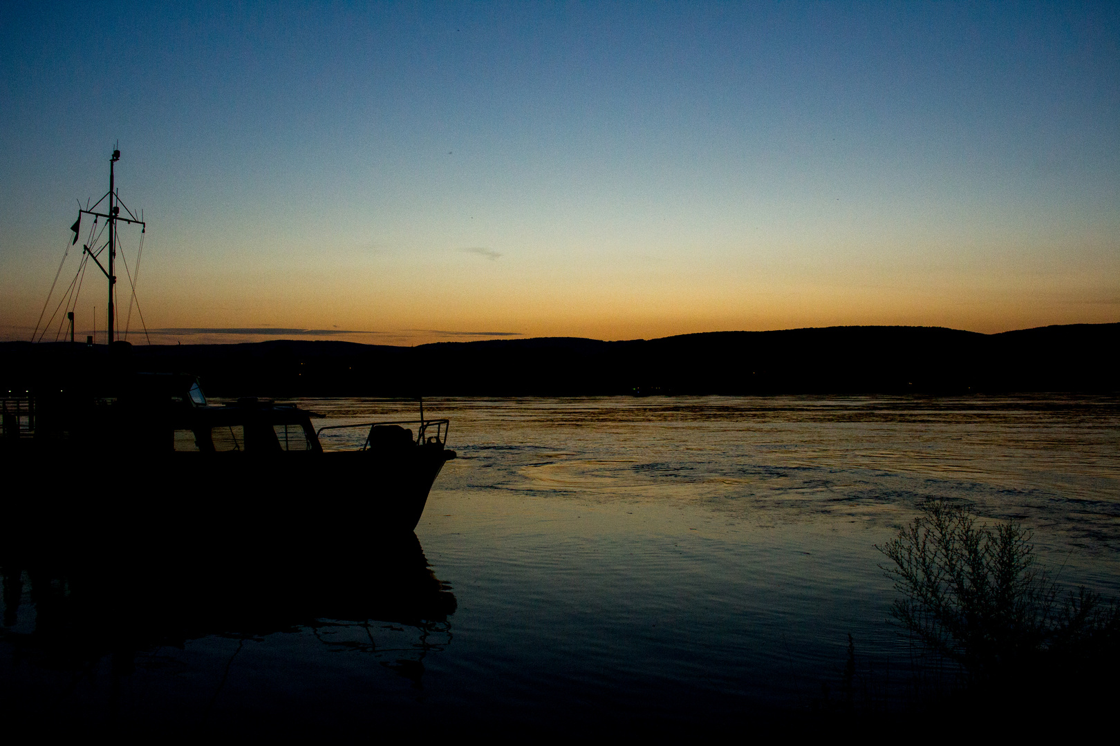 Rheinwasser im Glanz der untergehenden Sonne