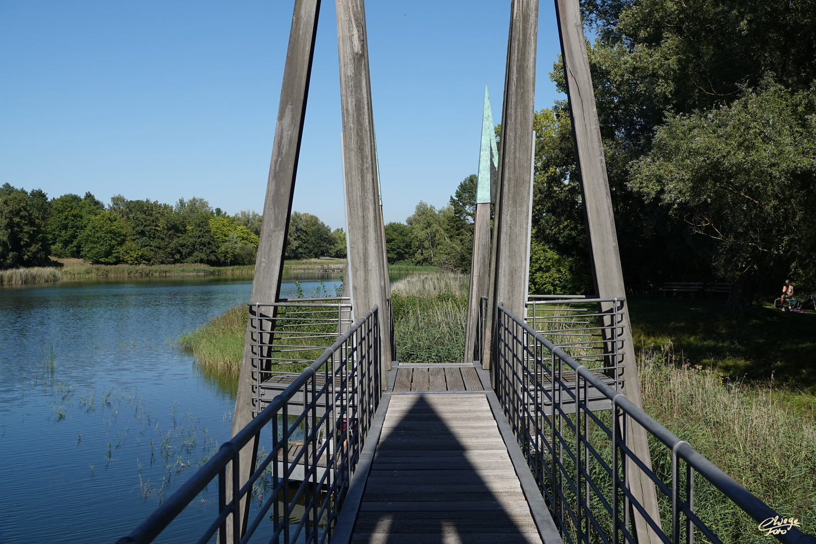 Rhizomatische Brücke mit Durchblick.