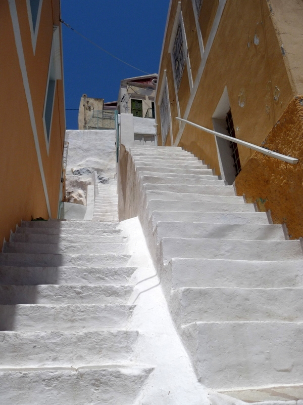 rhodes ..les escaliers blancs de Symi....