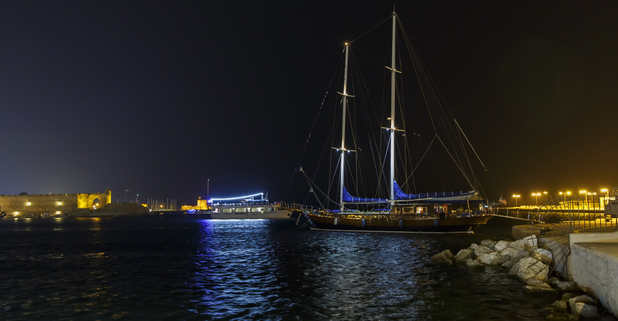 Rhodos Hafen bei Nacht