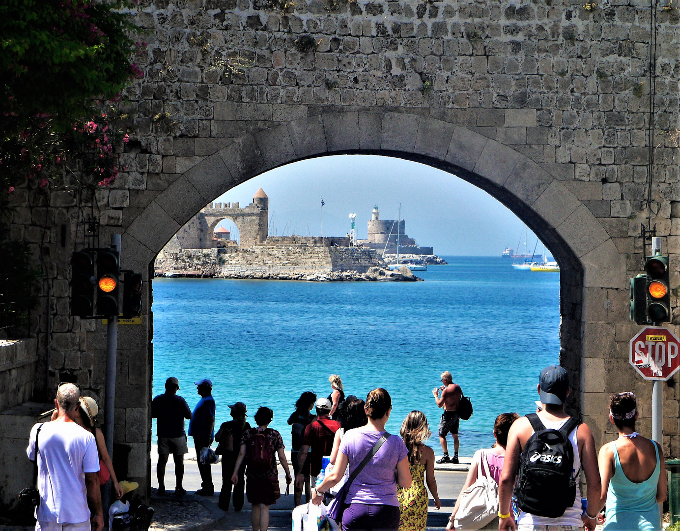 Rhodos Stadt - zurück durch das Stadttor zum Hafen