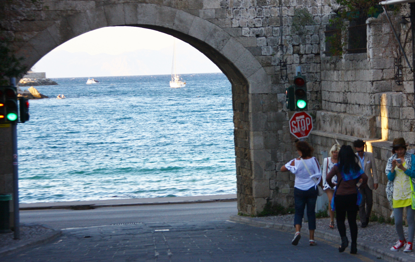 Rhodos.City. Am Fenster 4