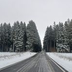 Rhön: Mitten durch die verschneiten Fichten