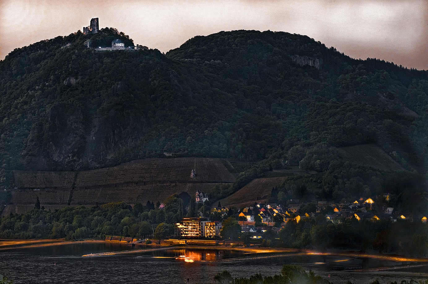 Rhöndorf mit Drachenfels...