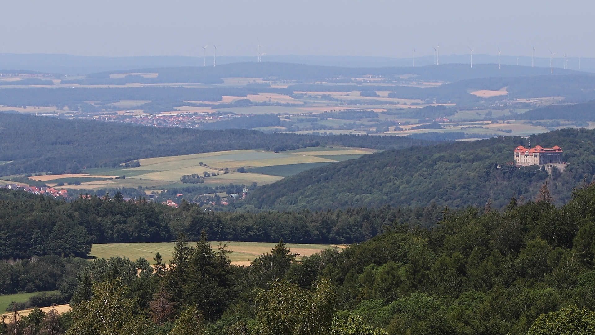 Rhönlandschaft mit Schloss (2019_06_29_EOS 6D Mark II_4556_ji)