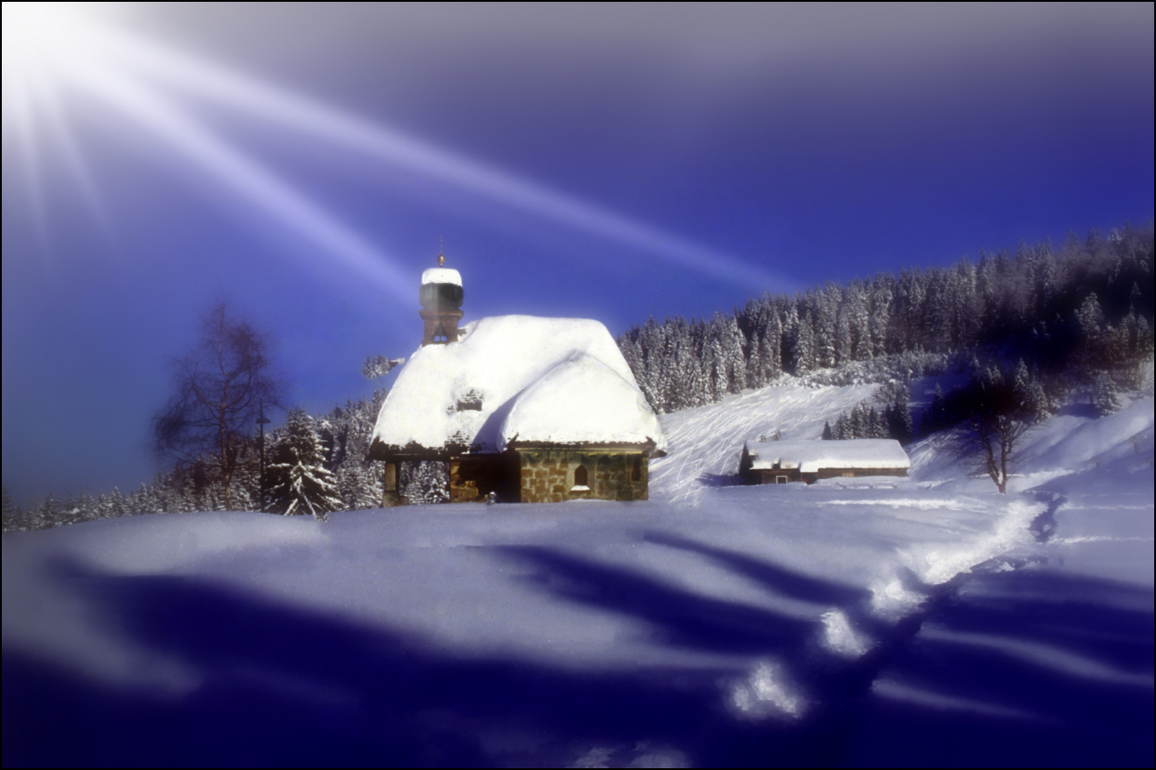 Rhomberg Kapelle, aktuell im tiefen Schnee. 