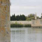 Rhone mit antikem Brückenpfeiler