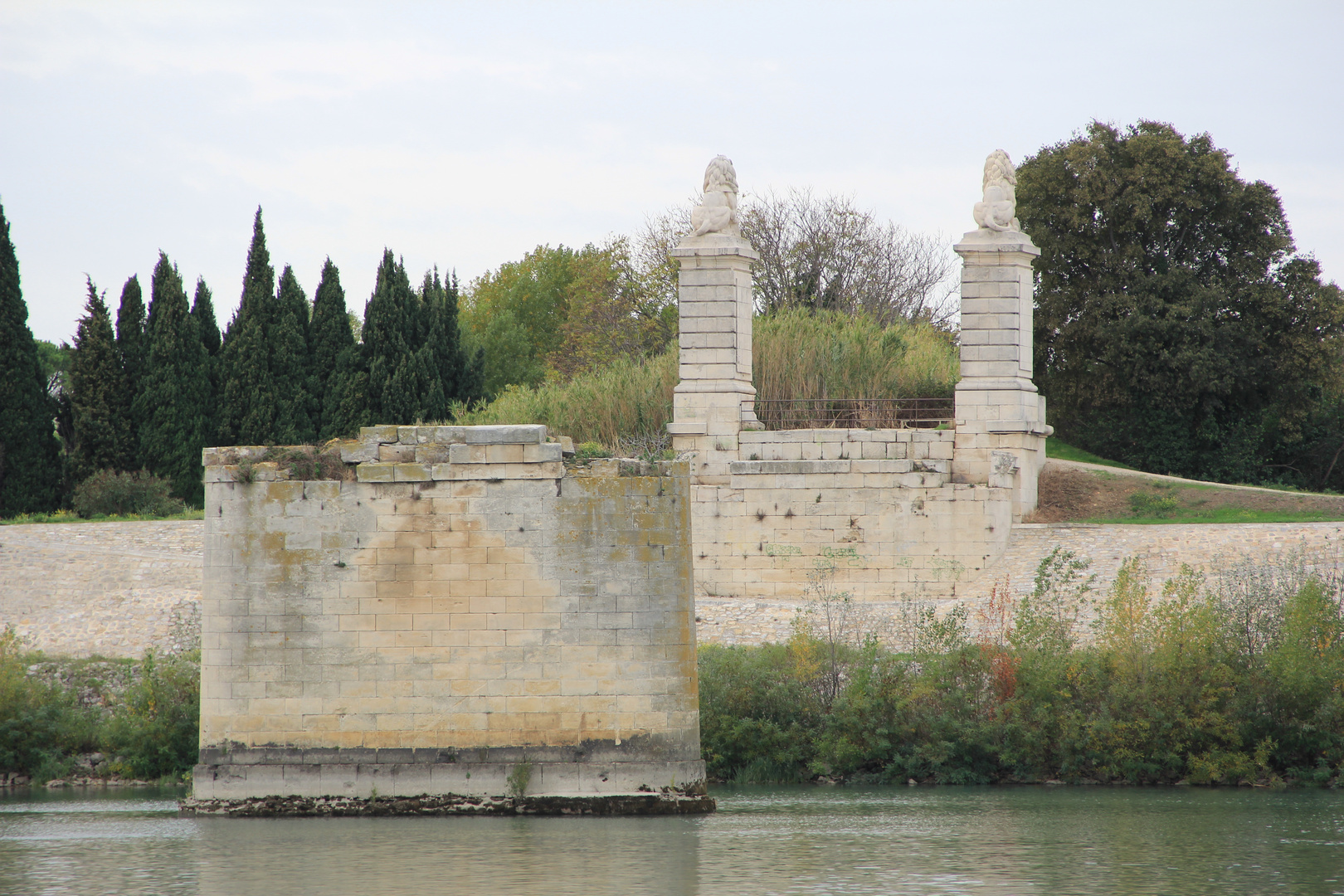 Rhone mit antikem Brückenpfeiler