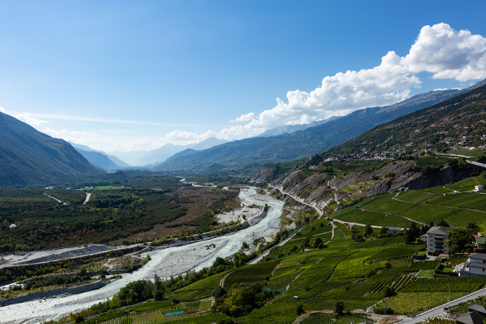 Rhonetal und nicht korrigiertes Flussbett der Rhone bei Leuk