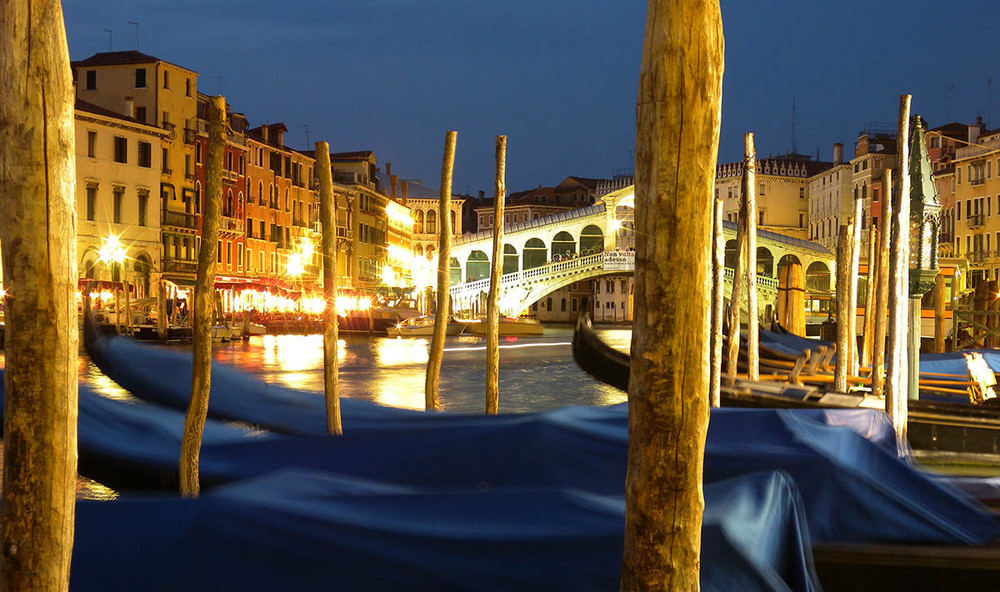 Rialto Bridge in the night