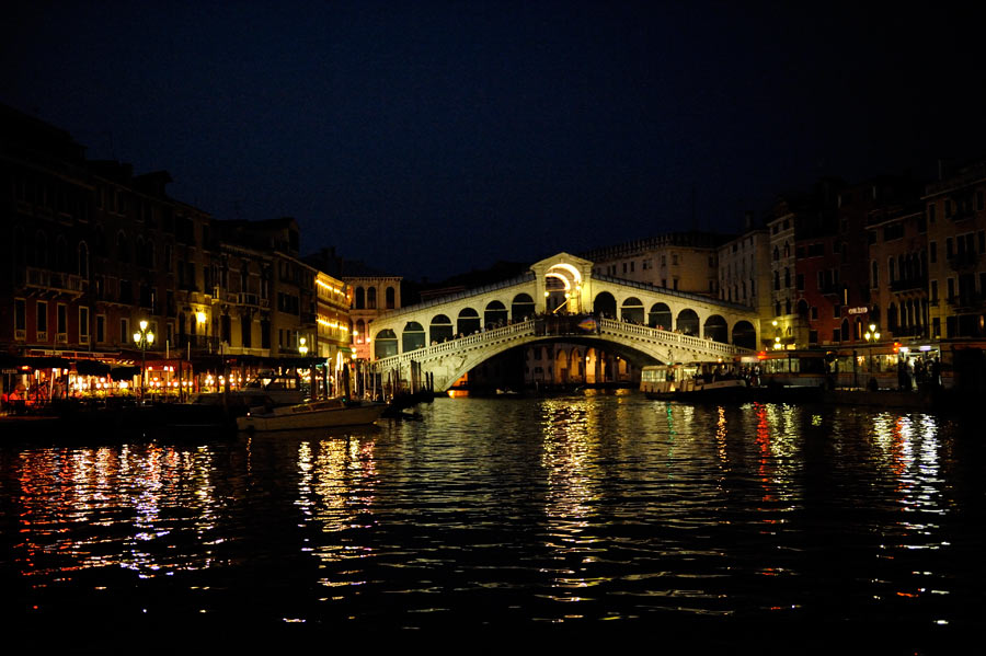 Rialto Brücke bei Nacht