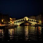 Rialto Brücke bei Nacht