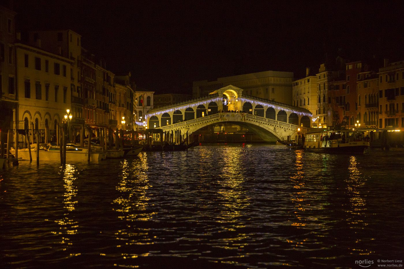 Rialto Brücke bei Nacht