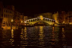 Rialto Brücke bei Nacht