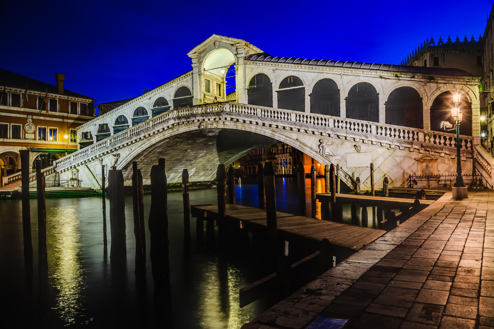 Rialto Brücke in der blauen Stunde