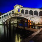 Rialto Brücke in der blauen Stunde