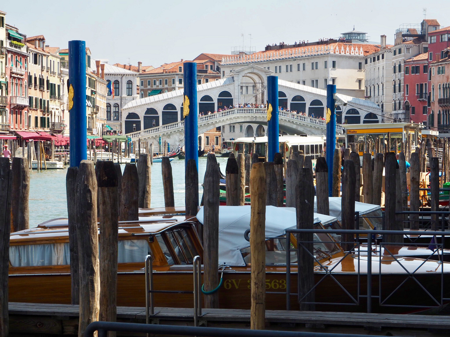 Rialto Brücke in Venedig mit Bootsanlegestegen