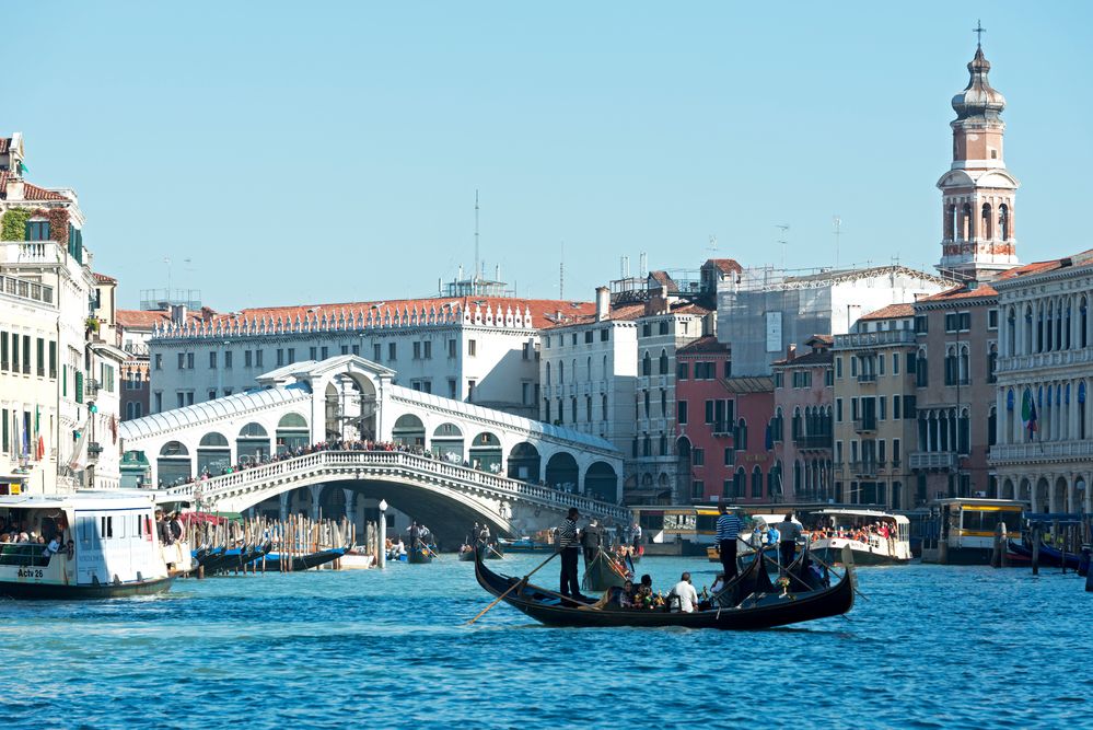 Rialto Brücke mit Gondeln