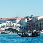 Rialto Brücke mit Gondeln