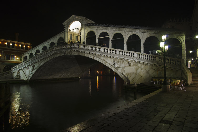 Rialtobrücke bei Nacht