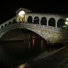 Rialtobrücke bei Nacht