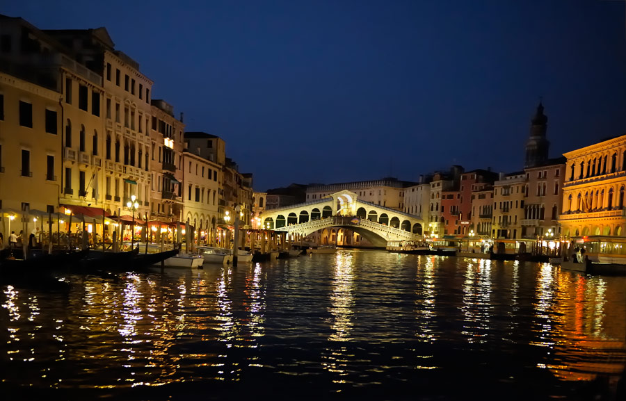 Rialtobrücke bei Nacht