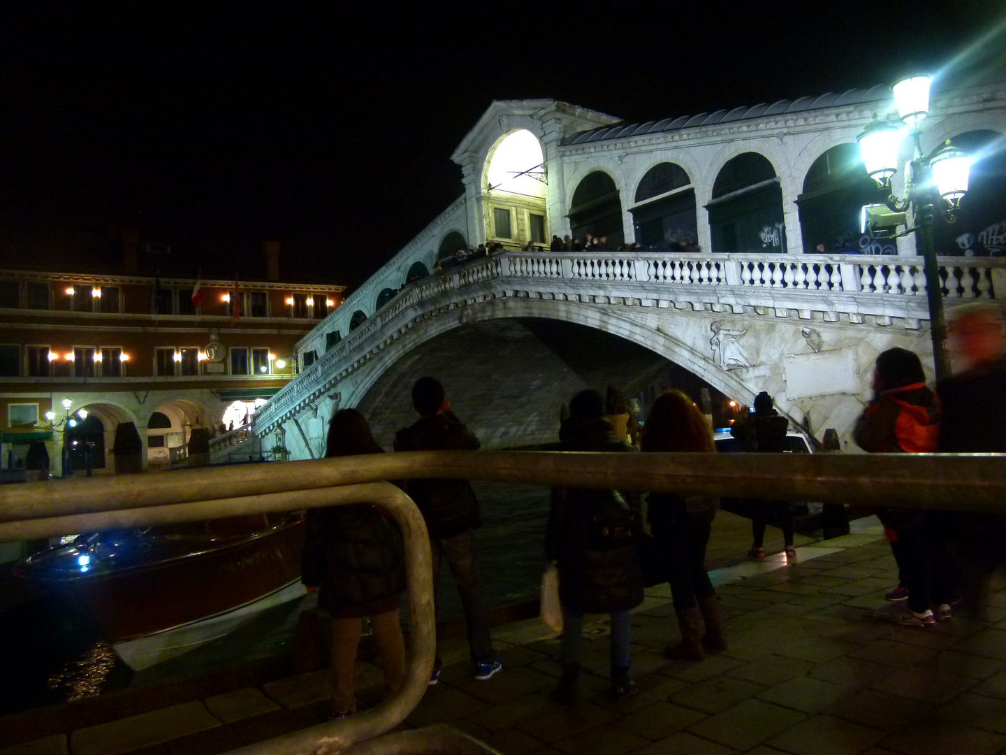 Rialtobrücke bei Nacht