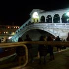 Rialtobrücke bei Nacht