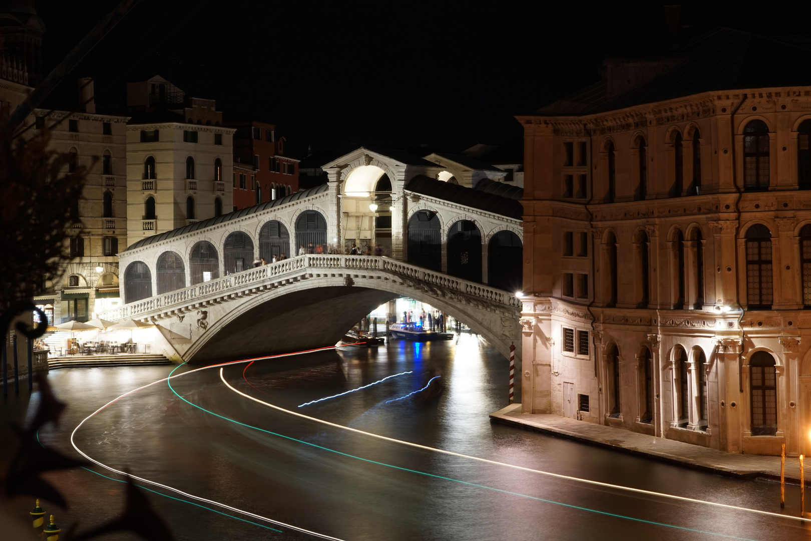 Rialtobrücke bei Nacht