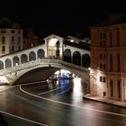 Rialtobrücke bei Nacht