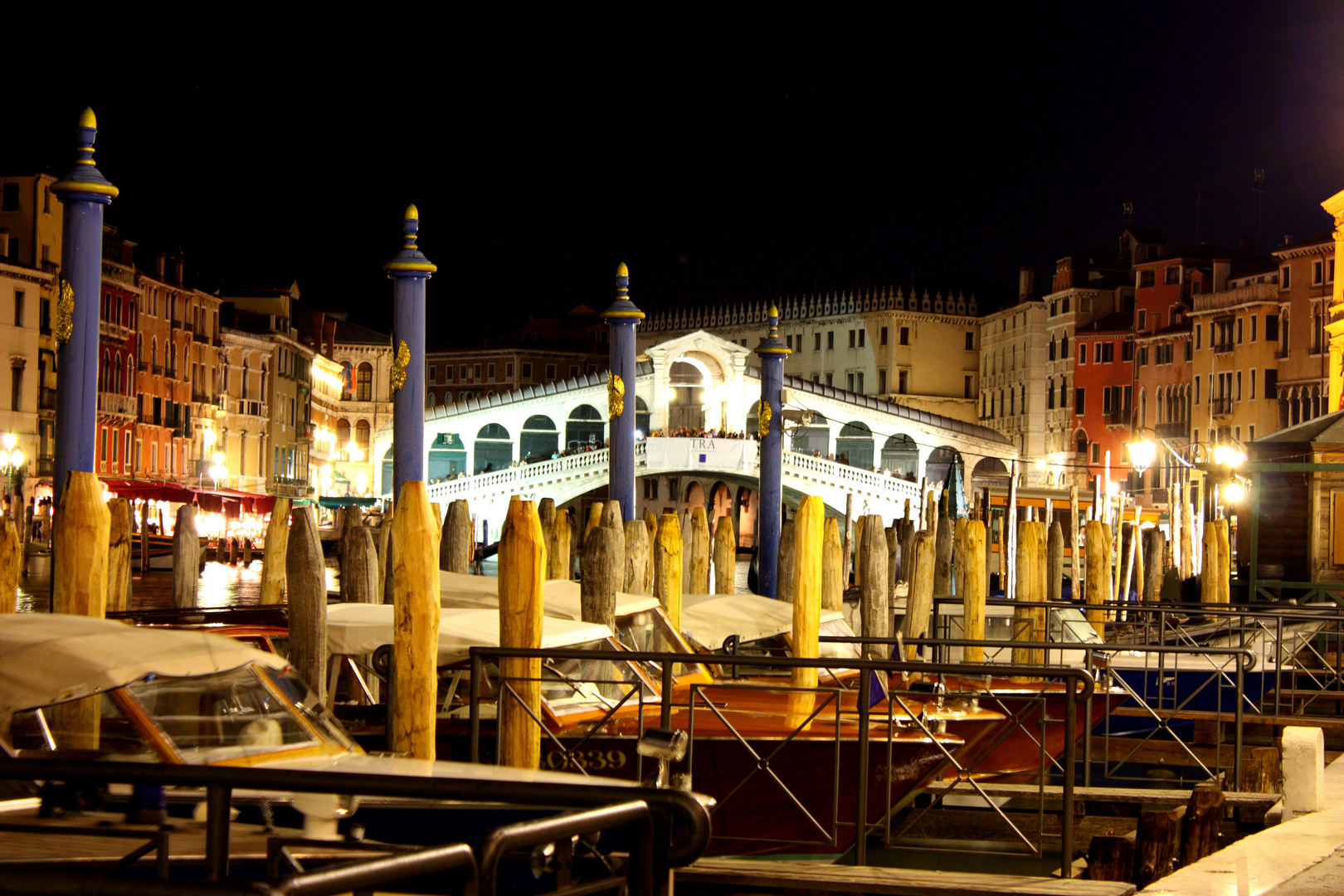 Rialtobrücke bei Nacht