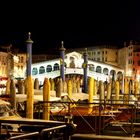 Rialtobrücke bei Nacht