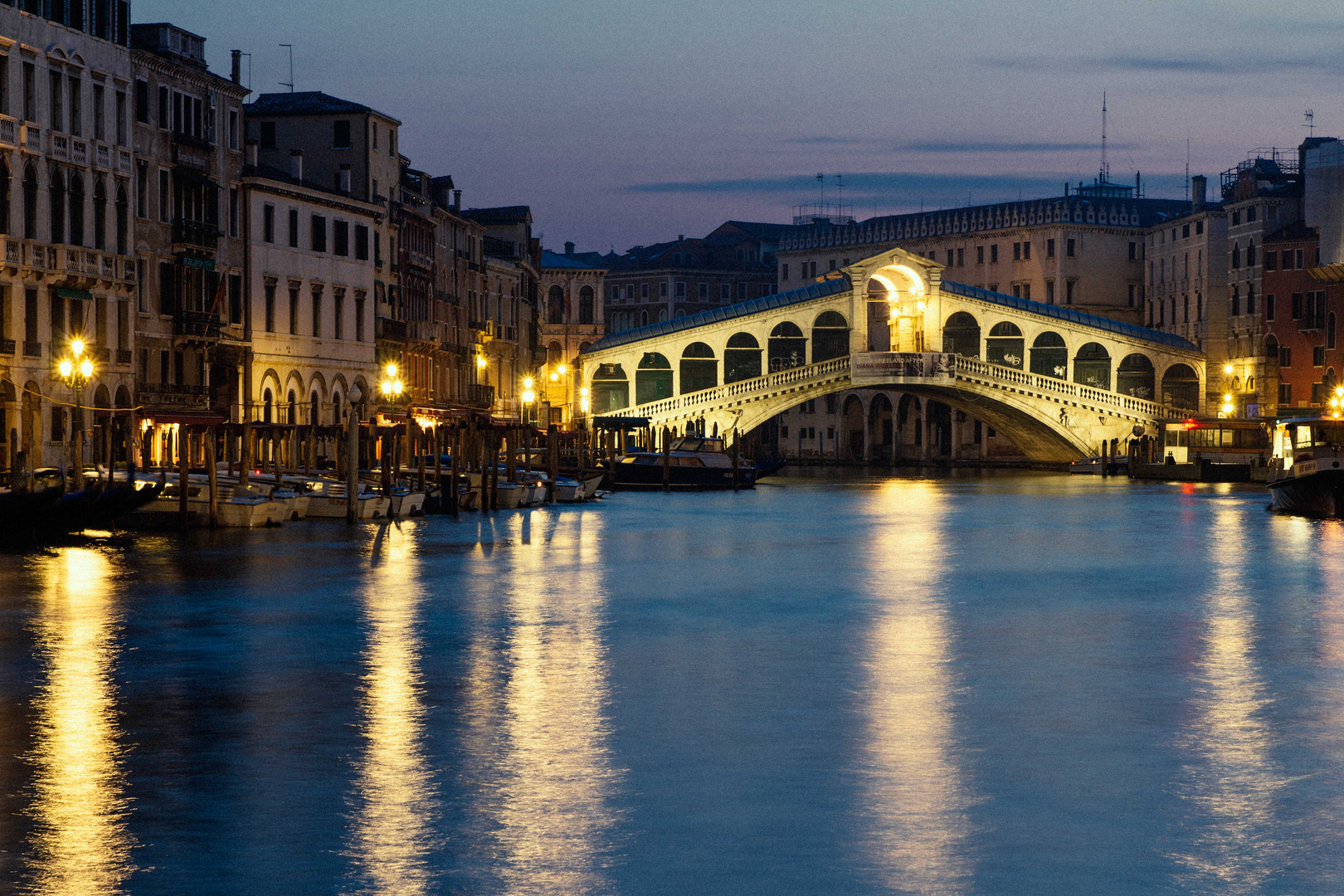 Rialtobrücke in Venedig ...