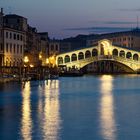 Rialtobrücke in Venedig ...