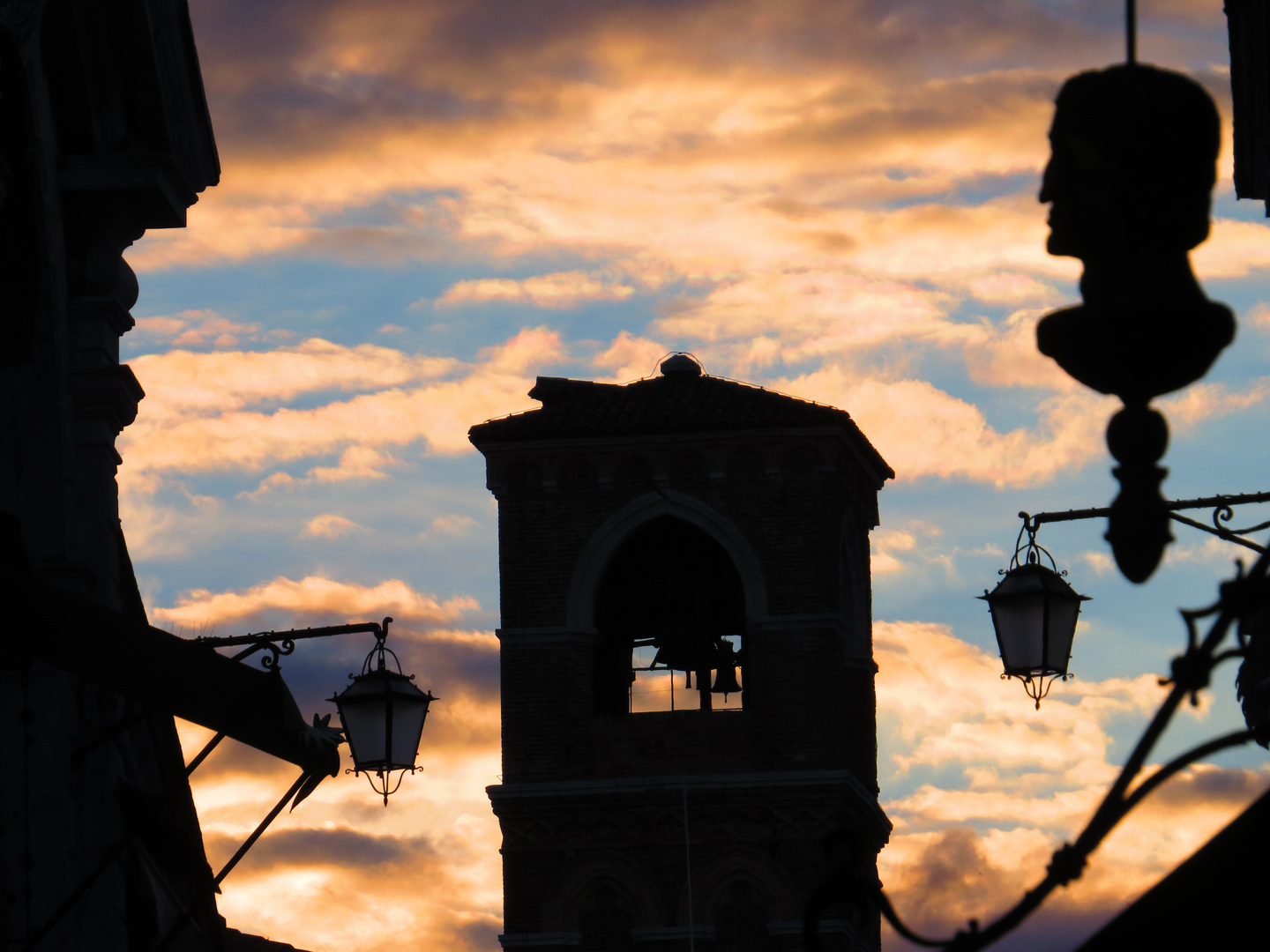 Rialtobrücke in Venedig im Sonenuntergang