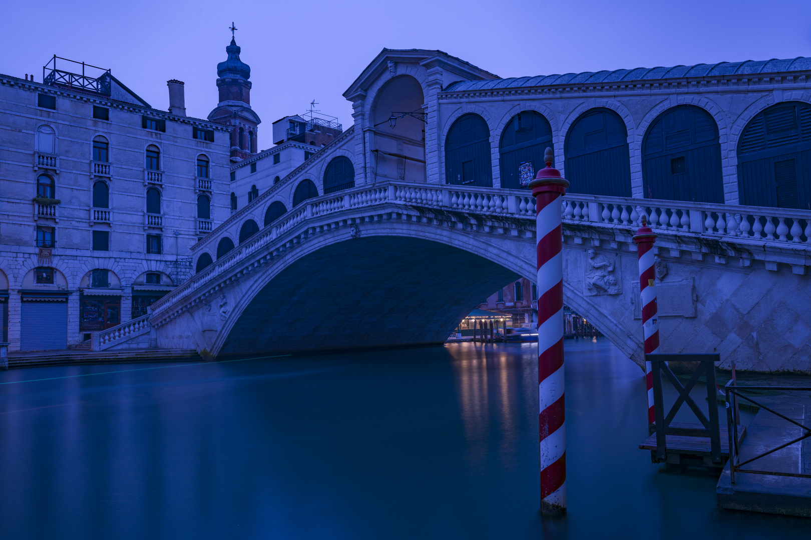 Rialtobrücke zur blauen Stunde