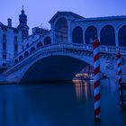 Rialtobrücke zur blauen Stunde