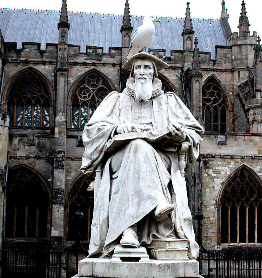 Richard Hooker vor der Kathedrale von Exeter s.u.