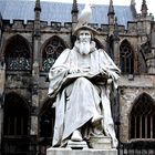 Richard Hooker vor der Kathedrale von Exeter s.u.