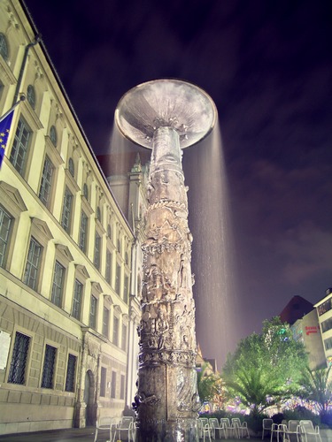 Richard-Strauss-Brunnen bei Nacht