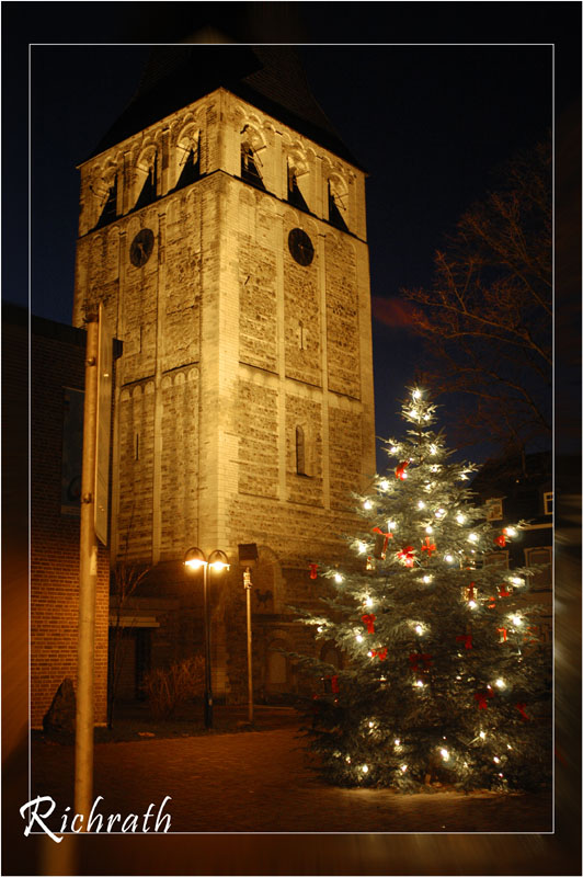 Richrather Kirchturm bei Nacht