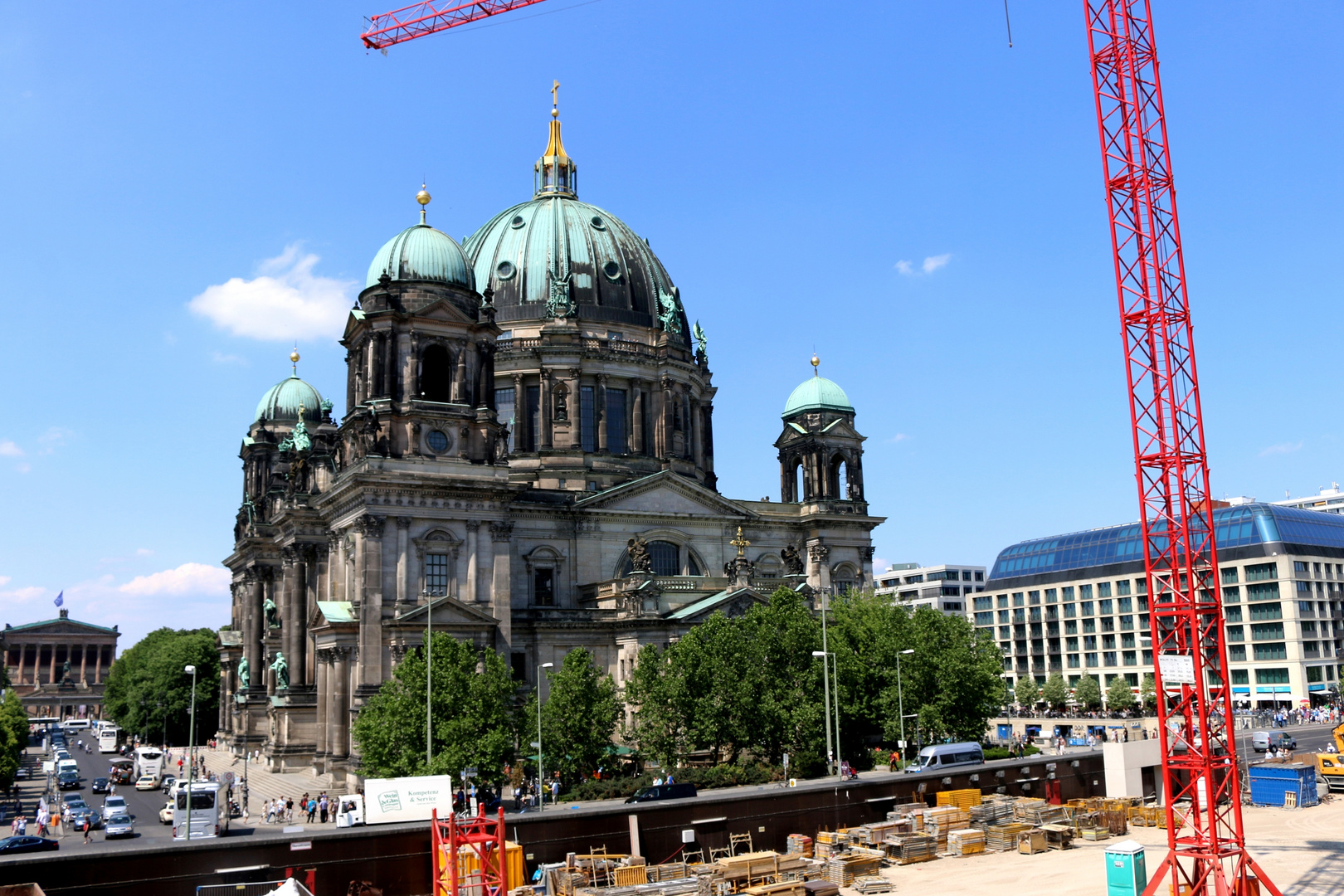 Richtfest Berliner Schloss im Hintergrund der Berliner Dom