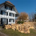 Richtig viel Holz vor dem Haus