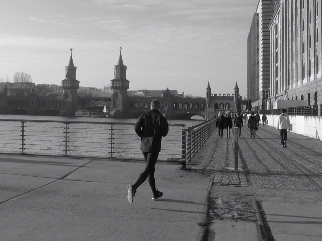 Richtung Oberbaumbrücke laufen.