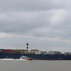 richtung rotterdam,vorne ein lotsenboot..