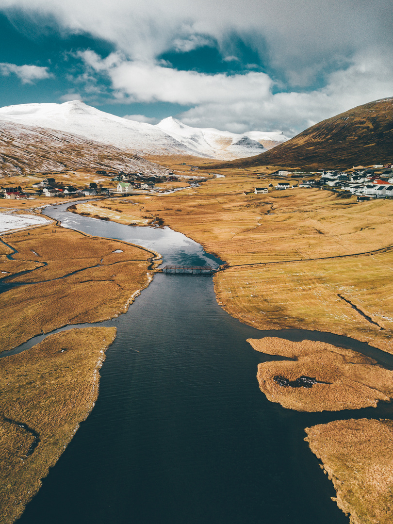 Richtung Saksun an dem Fluss entlang