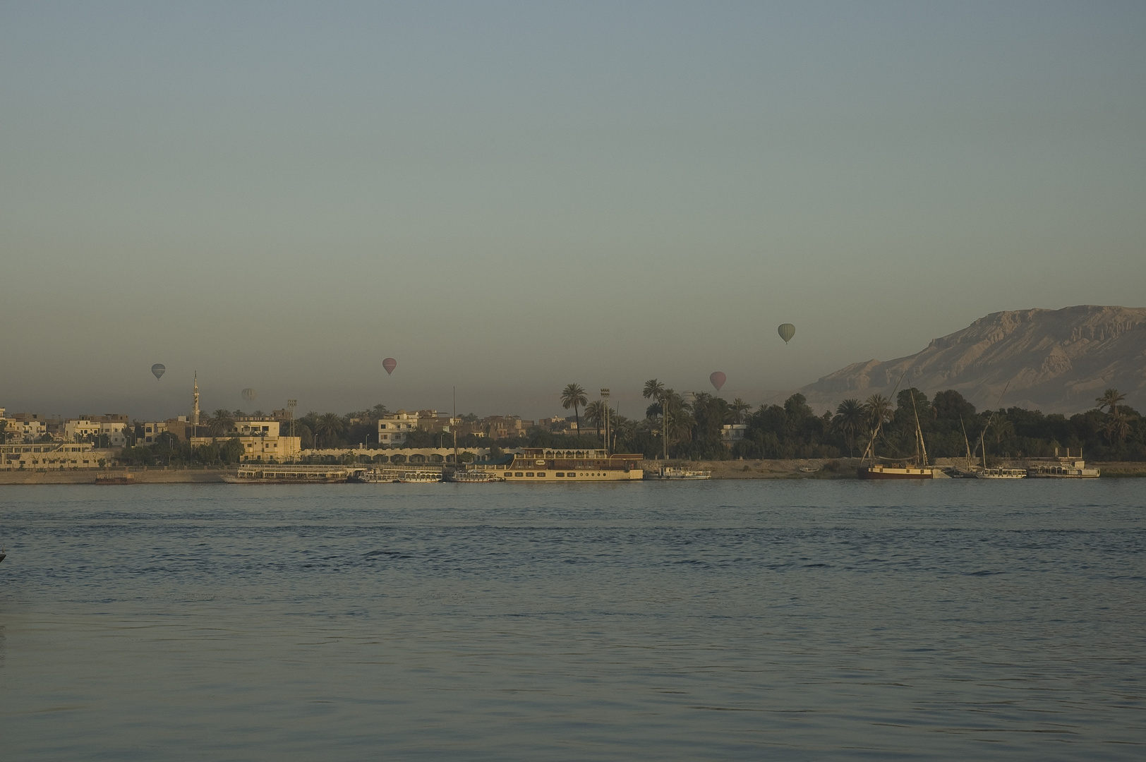 Richtung Theben von Luxor aus gesehen