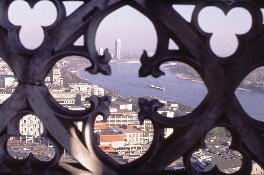 Richtung Zoobrücke, Colonia Hochhaus vom Vierungsturm aus fotografiert