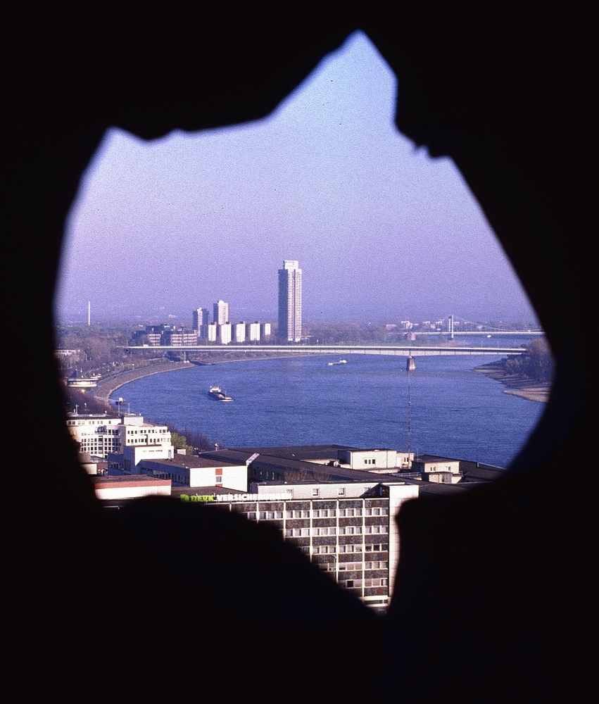 Richtung Zoobrücke, Colonia Hochhaus vom Vierungsturm aus fotografiert